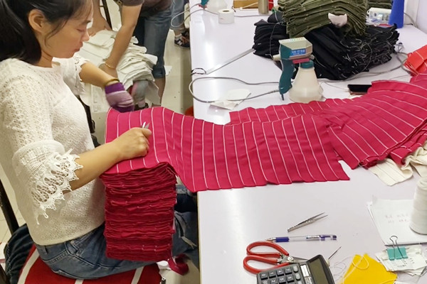 T恤衫橫機領(lǐng)加工現(xiàn)場